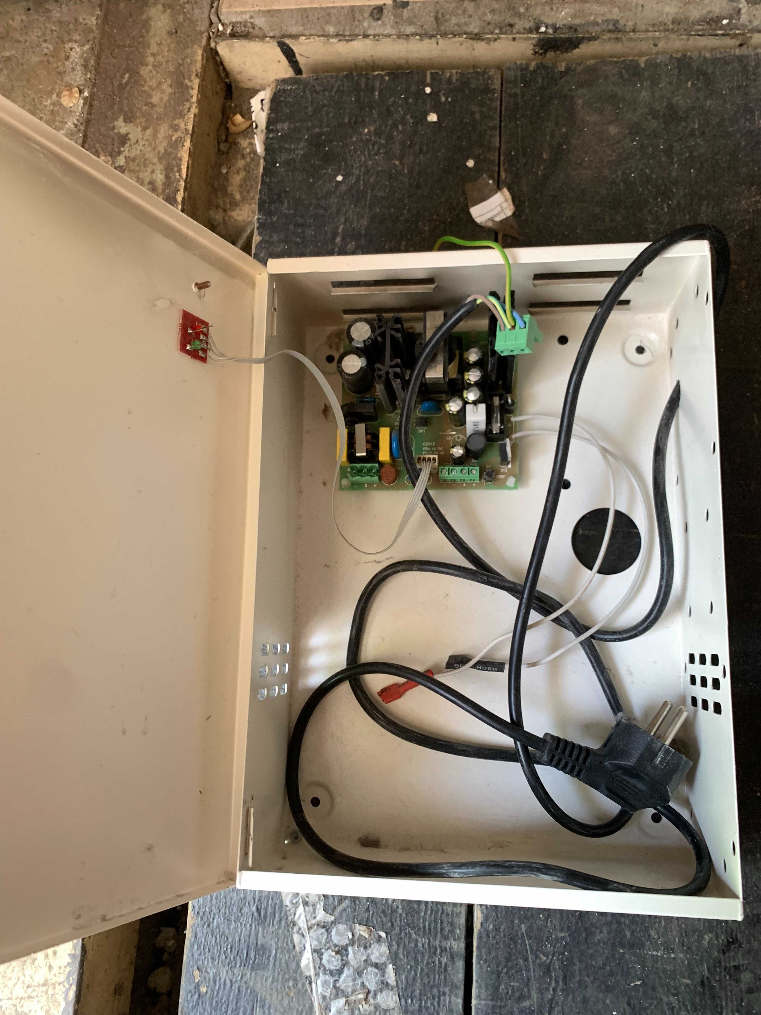 Trinix PSU 5-7А ИБП Бесперебойник Инвертор  преобразователь, закрытый