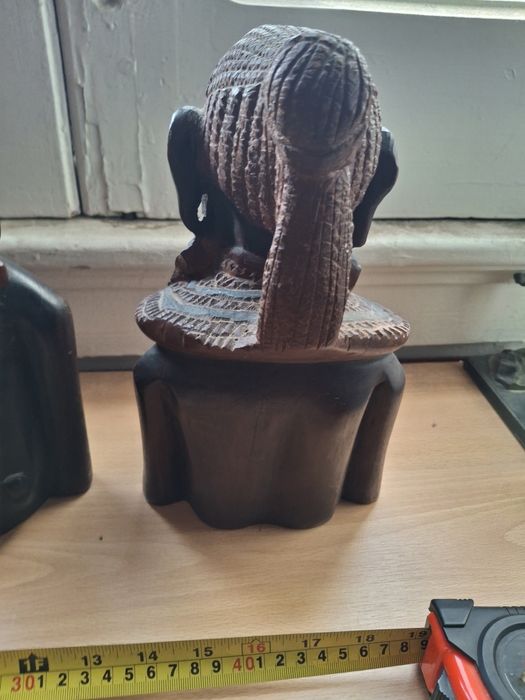 2 esculturas africanas com cerca 28 cms cada
