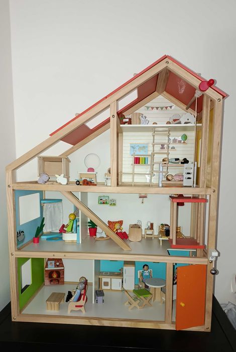Casinha de bonecas em madeira com acessórios