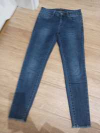 Granatowe jeansy z ozdobnymi nogawkami