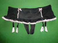 ANN SUMMERS czarny pas do pończoch ze stringami z otworem L
