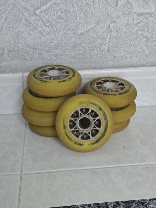 Patins de velocidade e mala de viagem