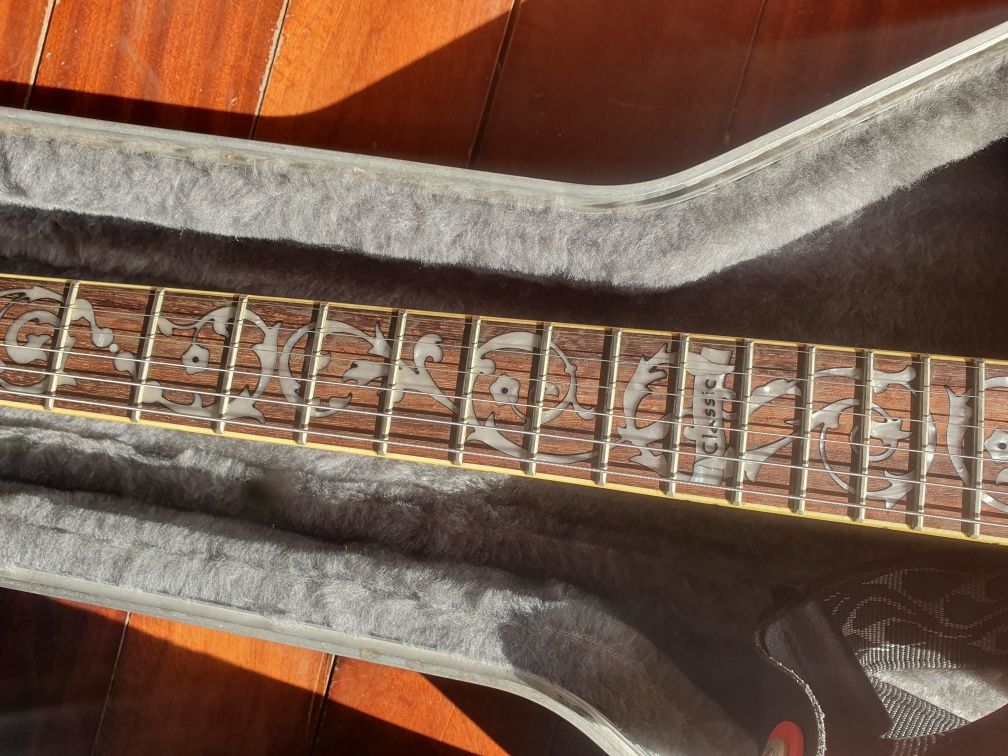 Venda dessa guitarra para comprar mota Tudo isso custou mais de 1000€