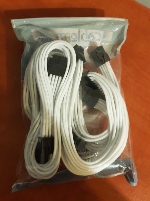 Zestaw przedłużaczy CableMod Classic ModMesh 8+8 Series white
