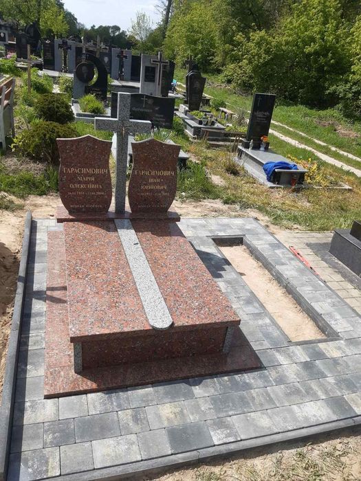 Встановлення, реставрація памятників. Бруківка навколо памятників