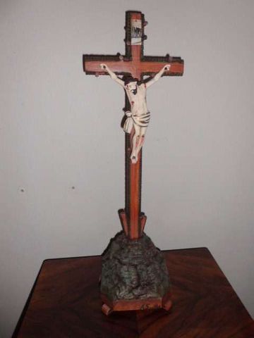 crucifixos de artesões desta região contam com mais de cem anos .