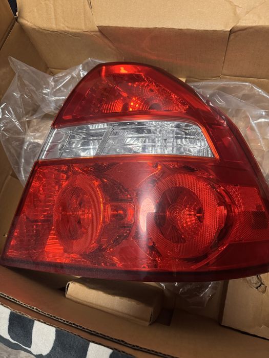 Продам 2 фары задние(правая, левая с дефектом)