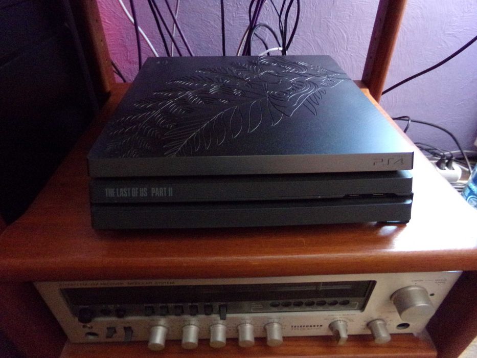 Konsola Ps 4 Pro 1GB wersja limitowana w stanie jak nowa .