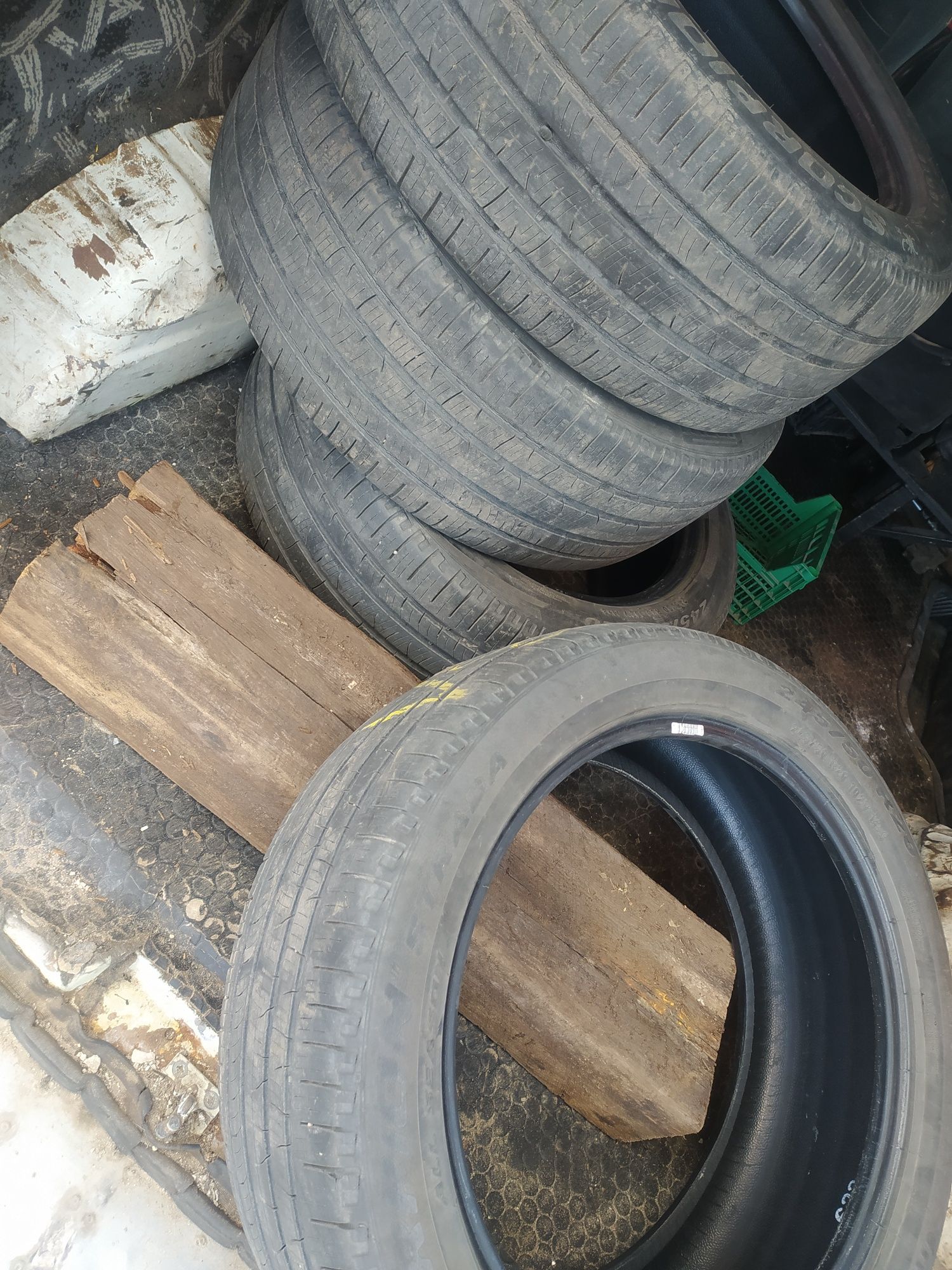 Продам шины 245/50R20