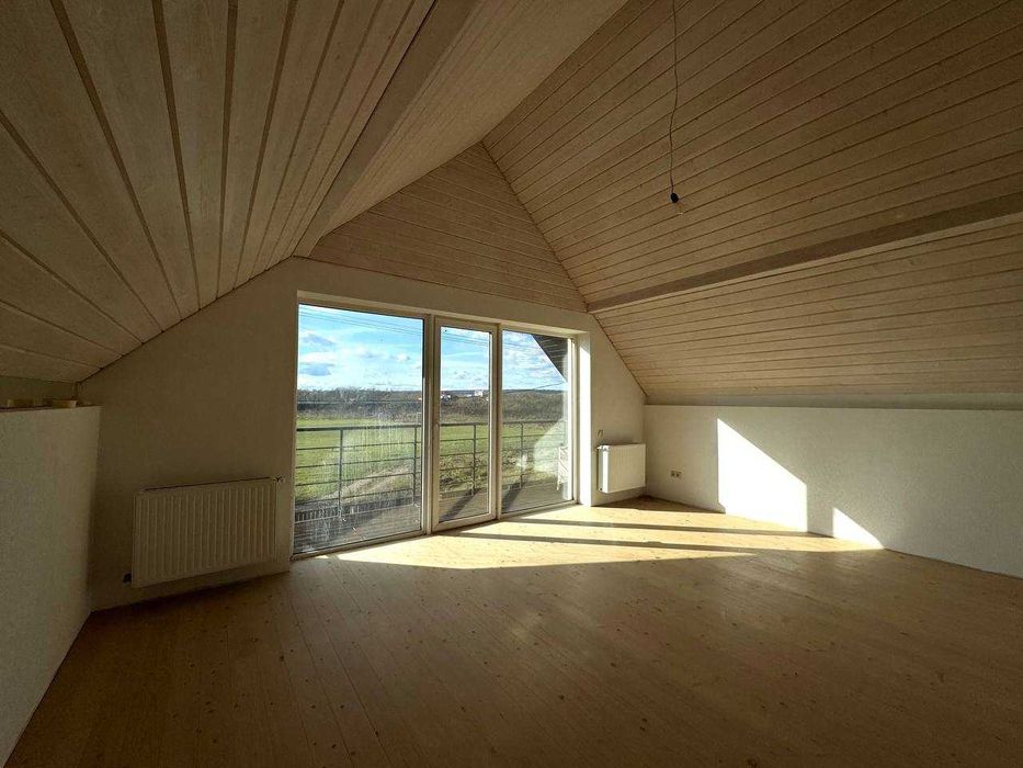 Сучасний особняк з ВЛАСНОЮ ділянкою!