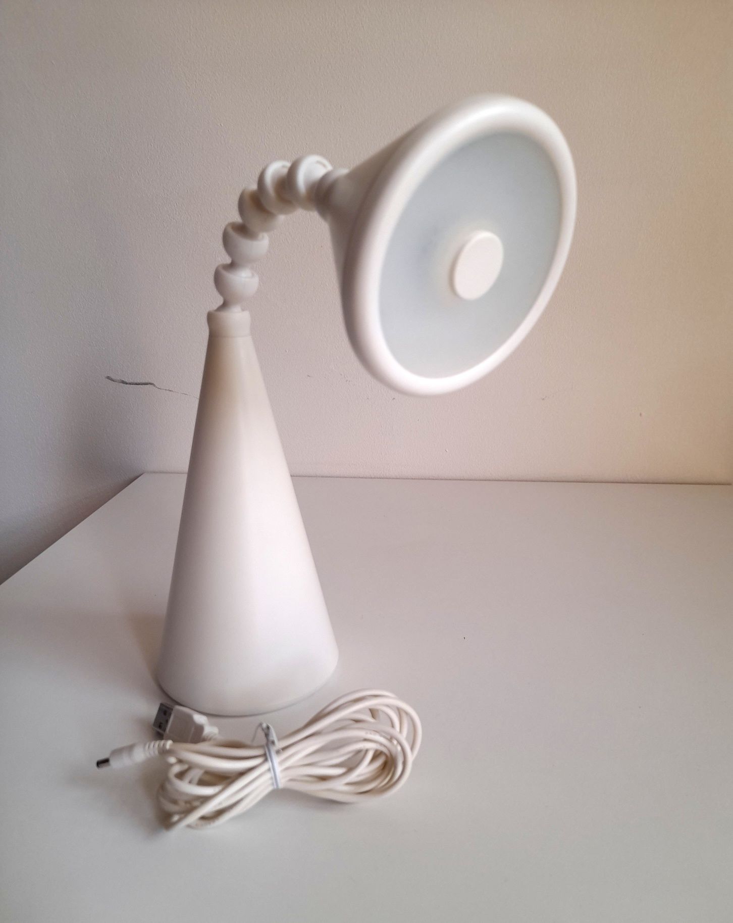 Lampka LED Ikea Fryebo biała