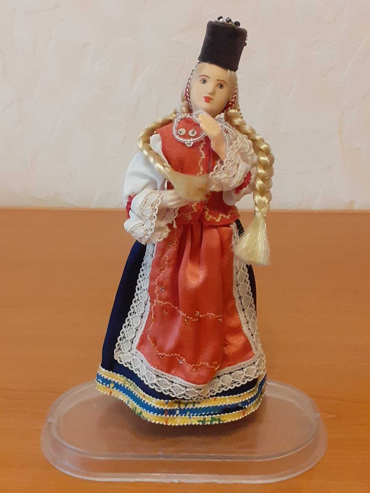 Винтажные сувенирные куклы в национальном костюме Румынии. Винтаж.