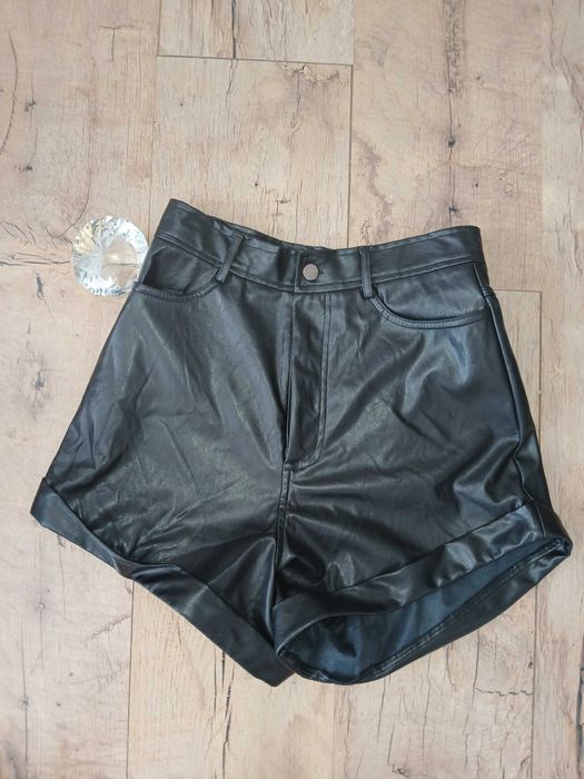 Czarne szorty eko skóra PrettyLittleThing S