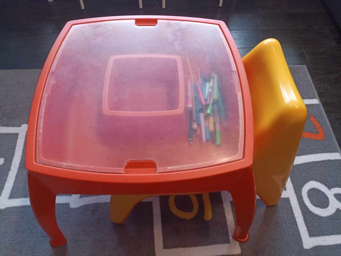 Stolik dla dziecka + 3 krzesełka