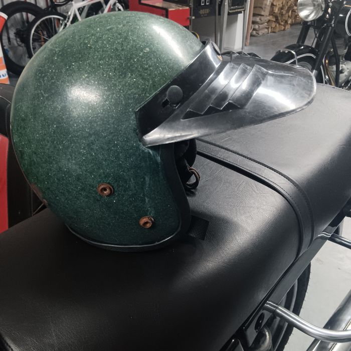 Capacete aberto antigo