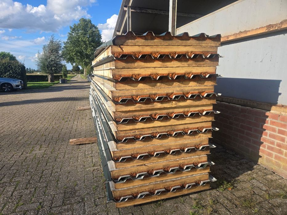Płyta dachowa PIR dwuwarstwowa. Grubość 8 cm. Długość 8,9 m – używana