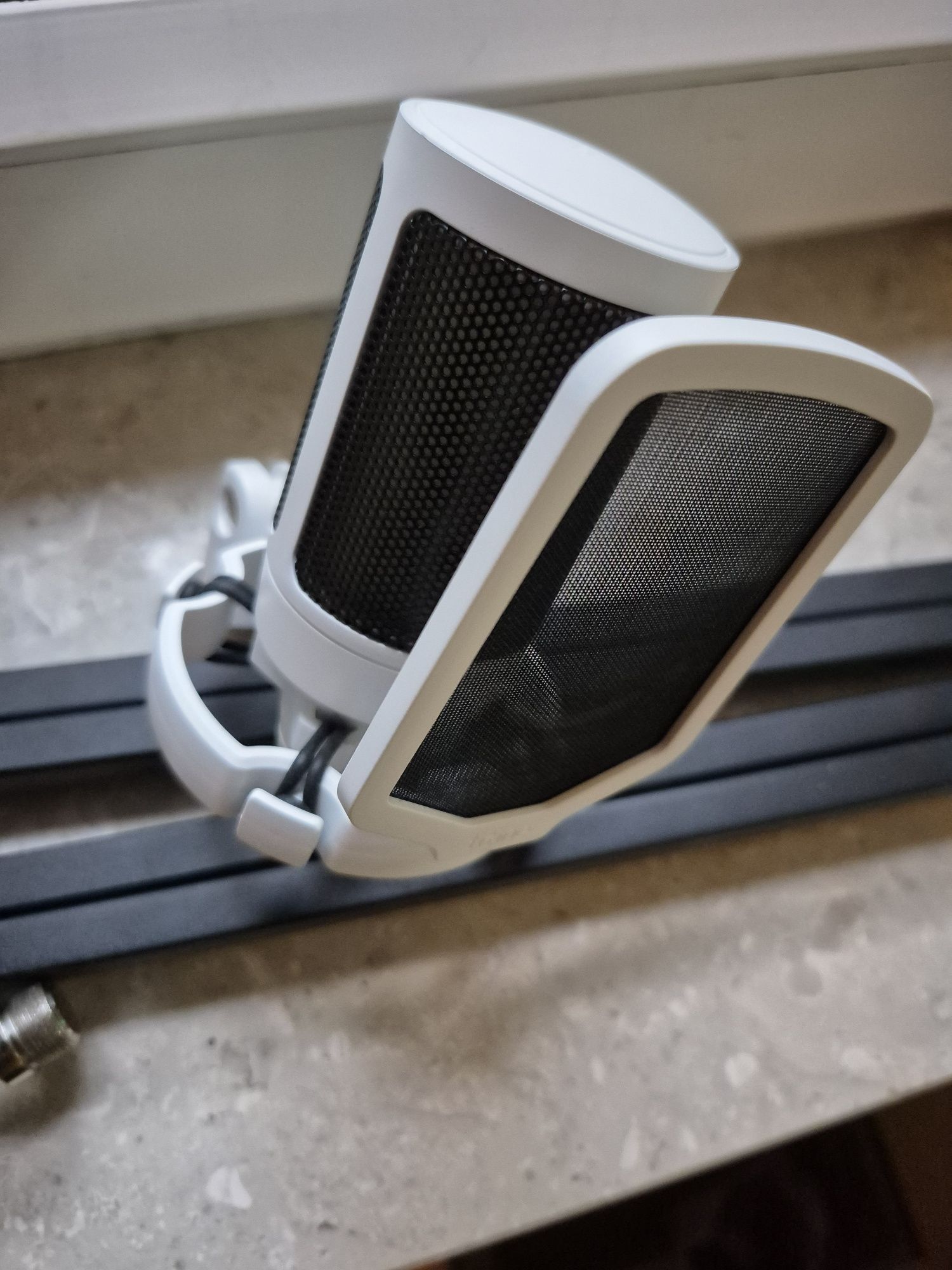 Zestaw Mikrofon Fifine A6V biały + ramię BM63 – stan idealny!