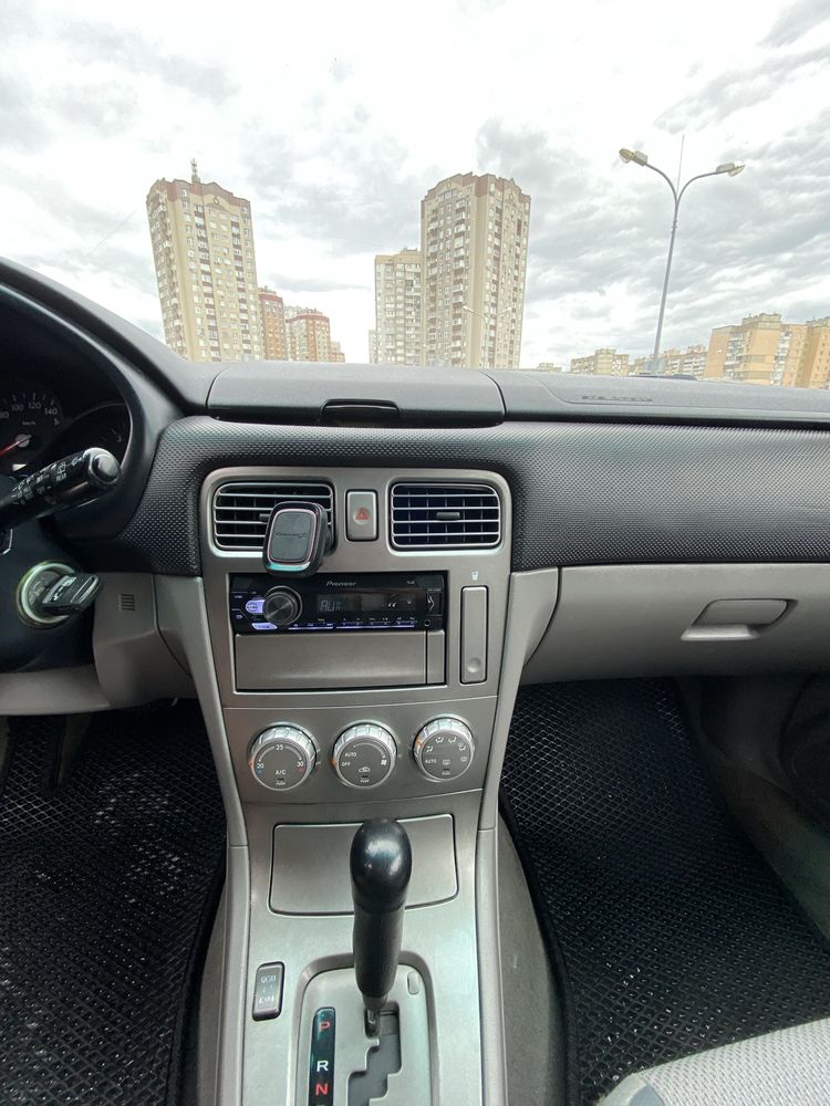 Subaru Forester 2,0 л автомат