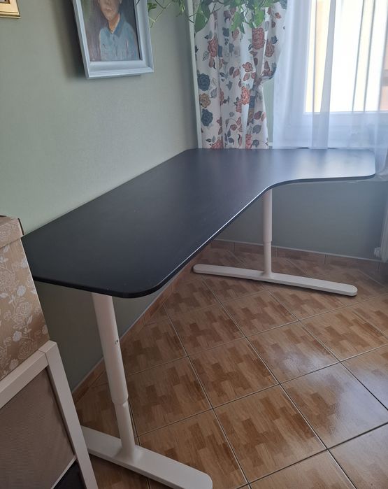 Biurko regulowane IKEA narożne z siatką na kable 160cm