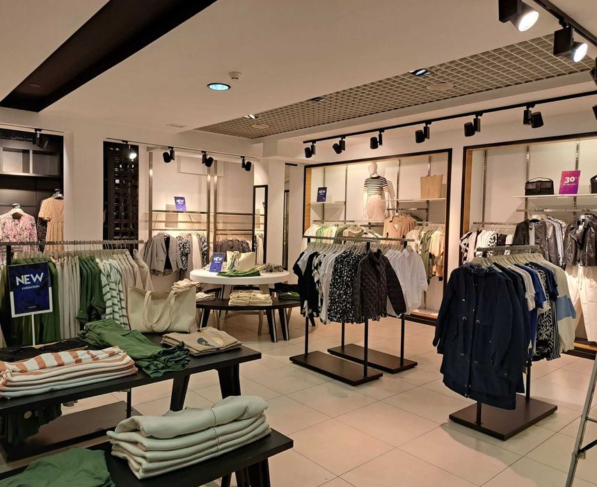 Meble na sprzedaż do sklepu odzieżowego