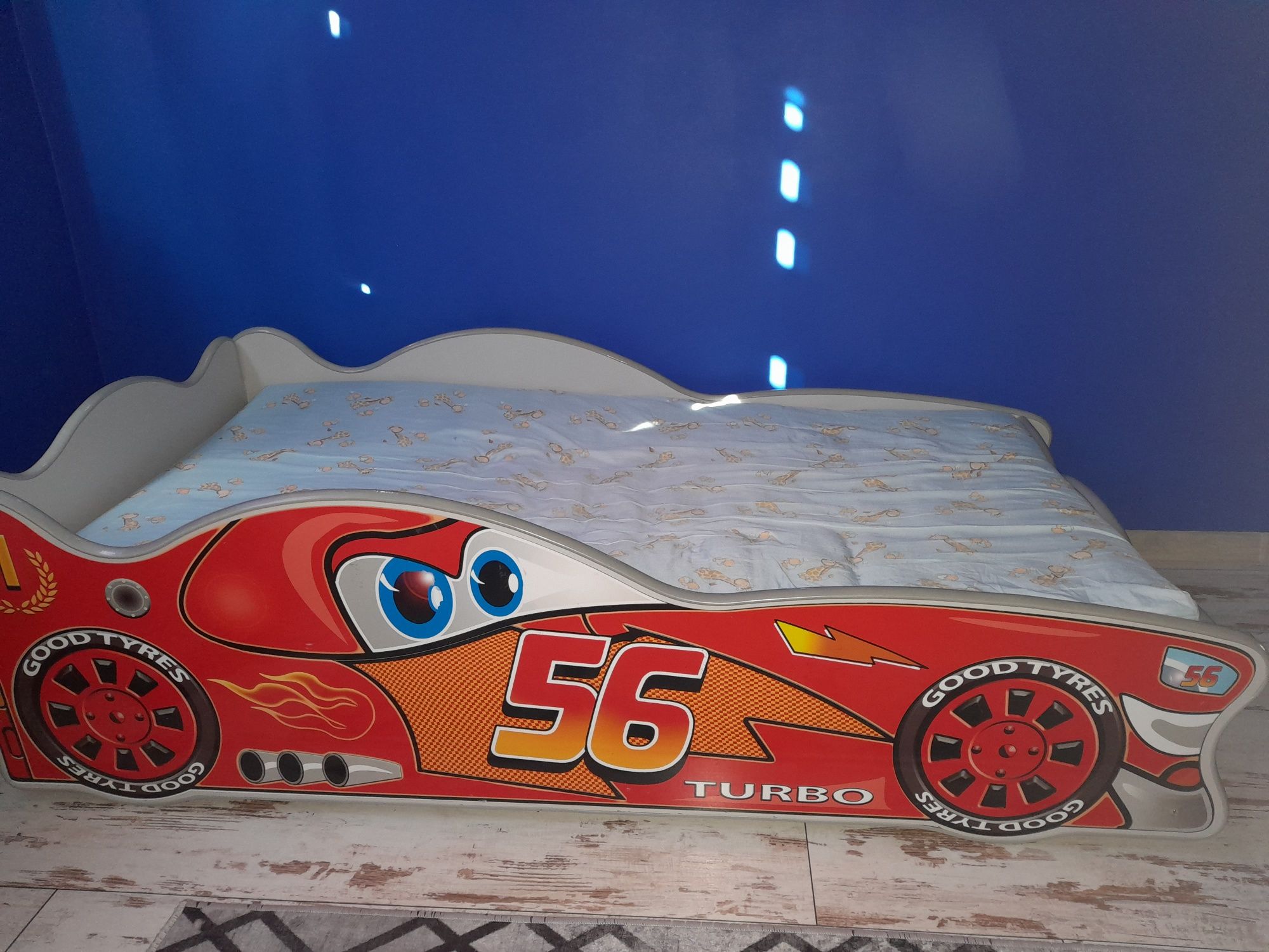 Sprzedam łóżko auto z swiecącymi lampami i materacem