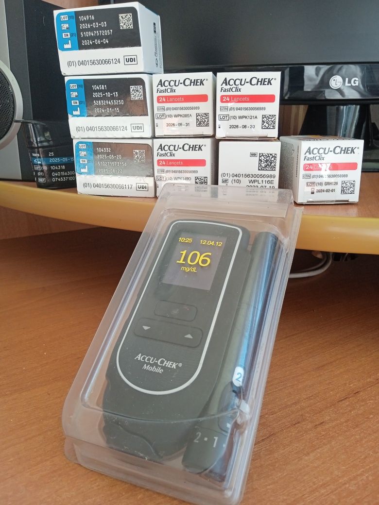 Accu-Chek глюкометр .