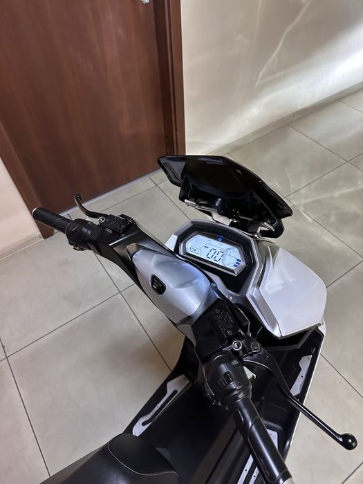 Aima Tiger 2000W-12 колеса электроскутер, мопед