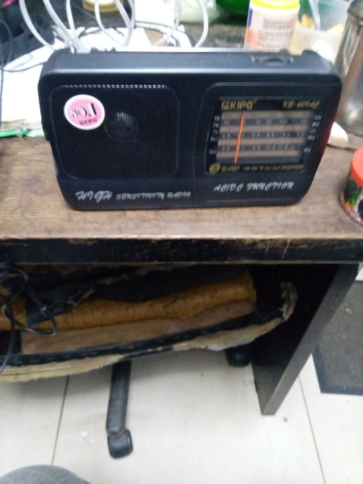 Радіоприймач грає гучно на батарейках і від кабеля