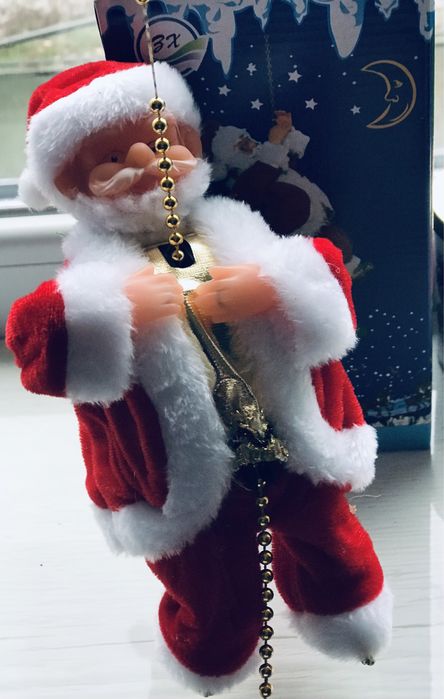 Іграшка дереться по ланцюжку дід Моороз