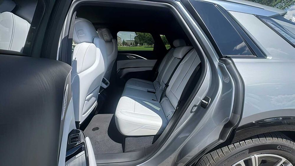 Cadillac LYRIQ      2024
