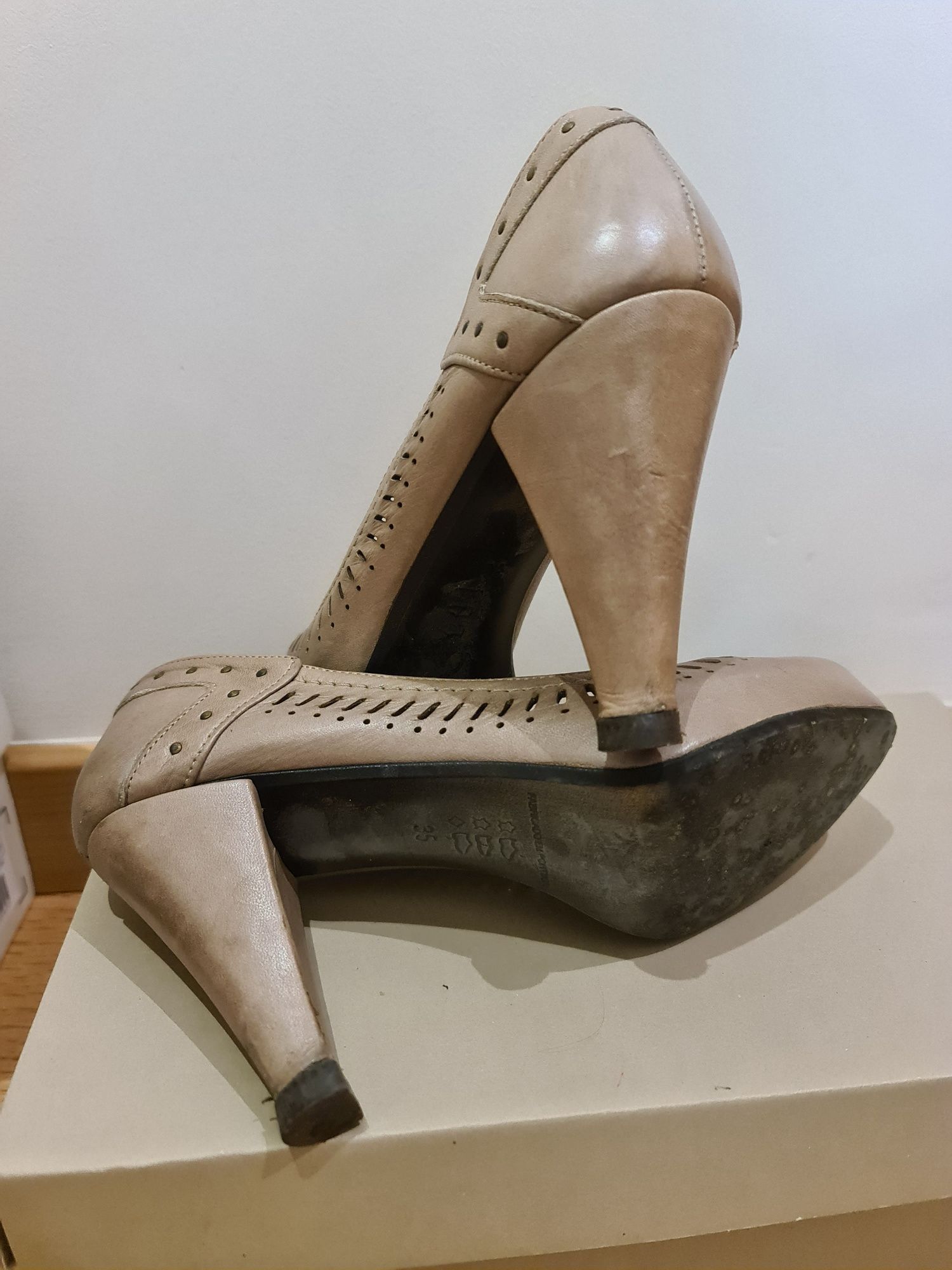 Sapatos com salto T.35