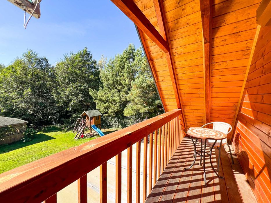 Domek drewniany całoroczny nad jeziorem z jacuzzi i WiFi