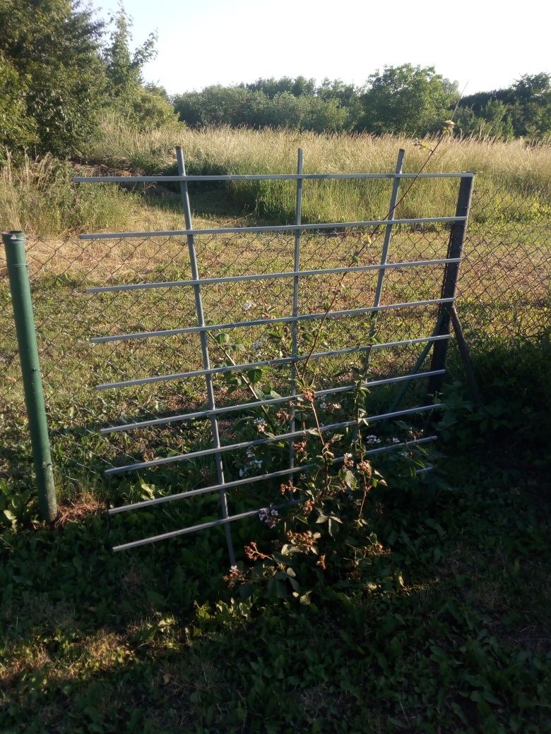 Sprzedam podpory metalowe pod  rośliny,pergole, kratki ozdobne.