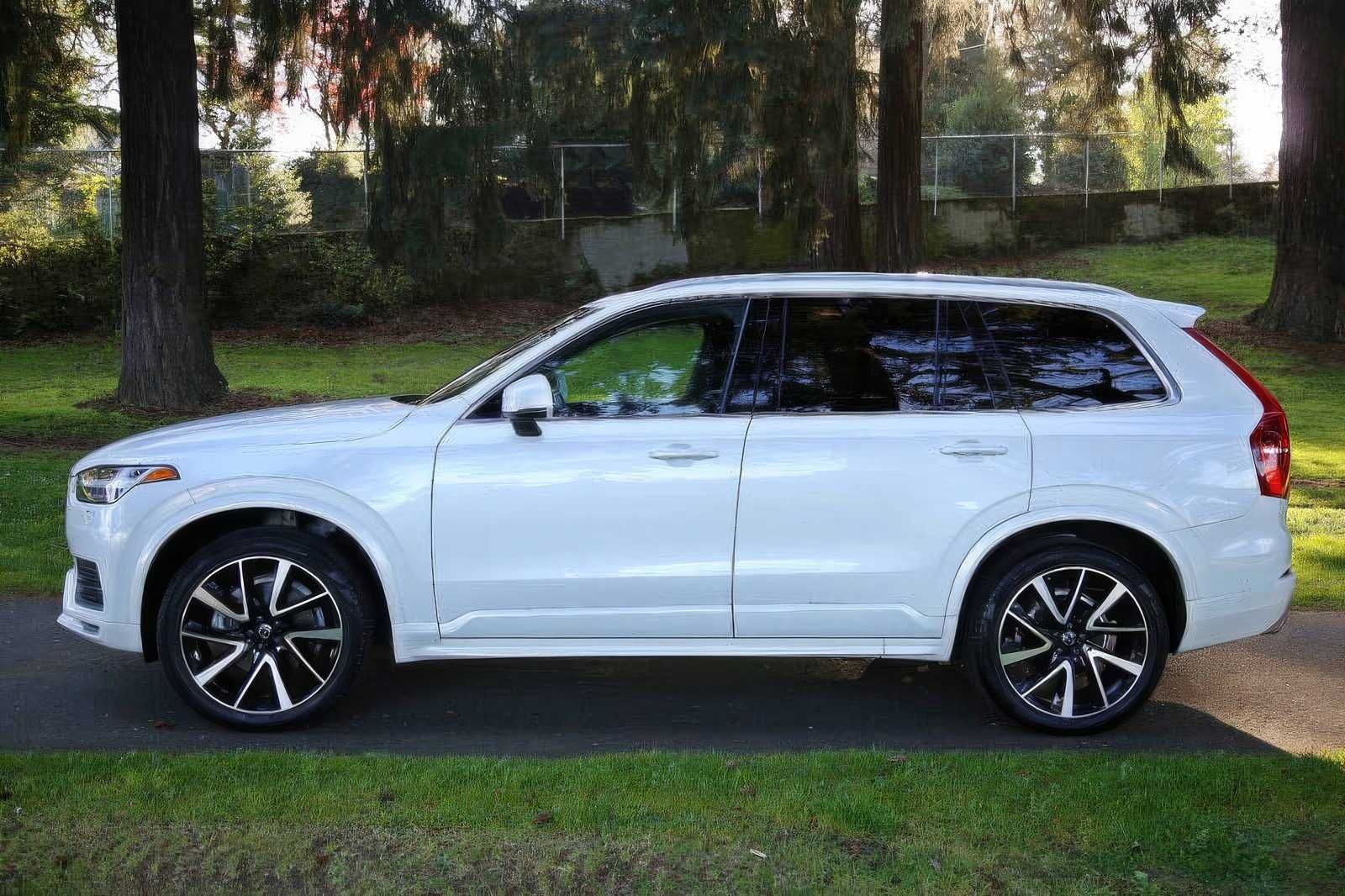 2021 Volvo XC90 T6 Momentum 7-Passenger
