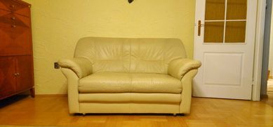 sofa dwuosobowa, kremowa skóra, z funkcją spania