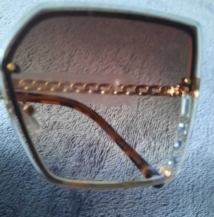 Nowe okulary przeciwsłoneczne, złote oprawki.