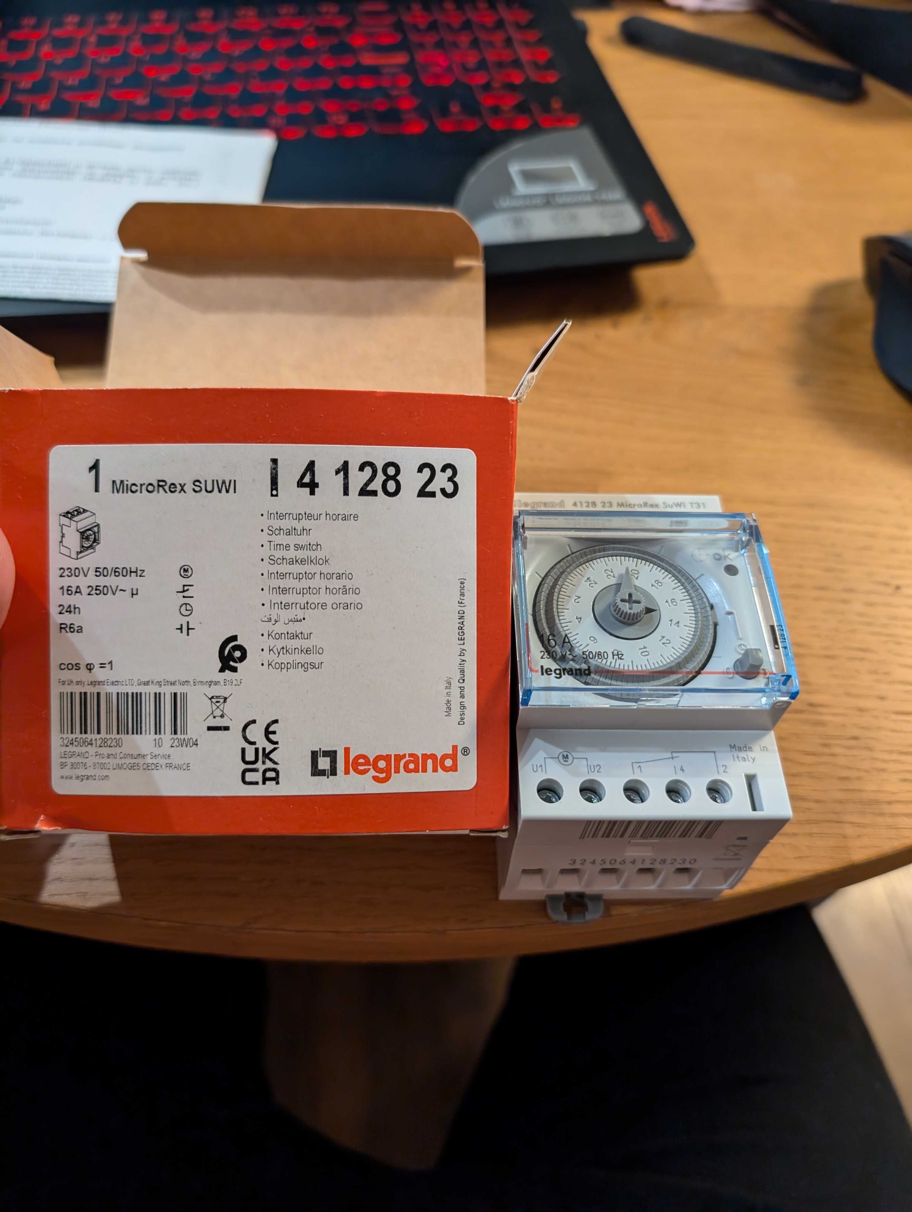 Programator analogowy 16A dobowy jednokanałowy 412823 Legrand kwarcowy