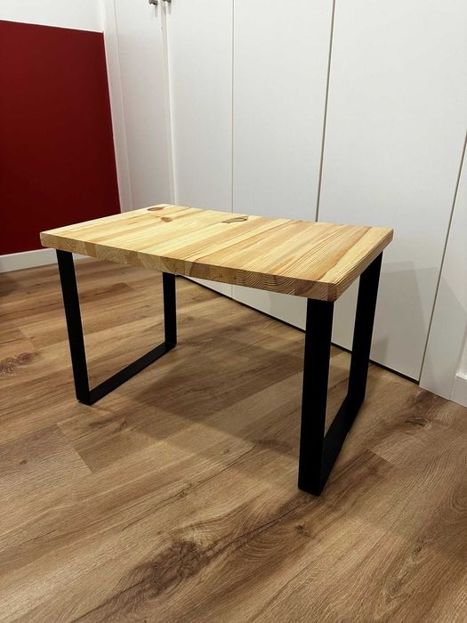 Mesa de apoio em pinho com pés de metal