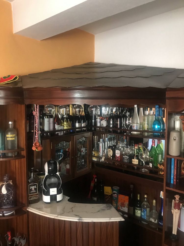 Móvel-bar em madeira com mármore