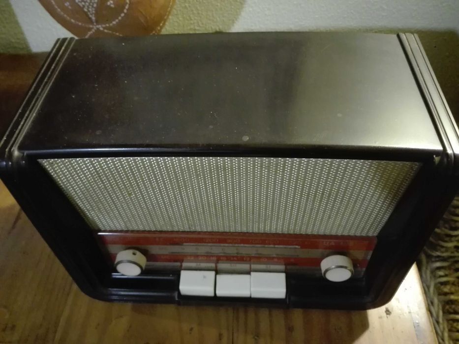 Rádio antigo  SABA-UA 106