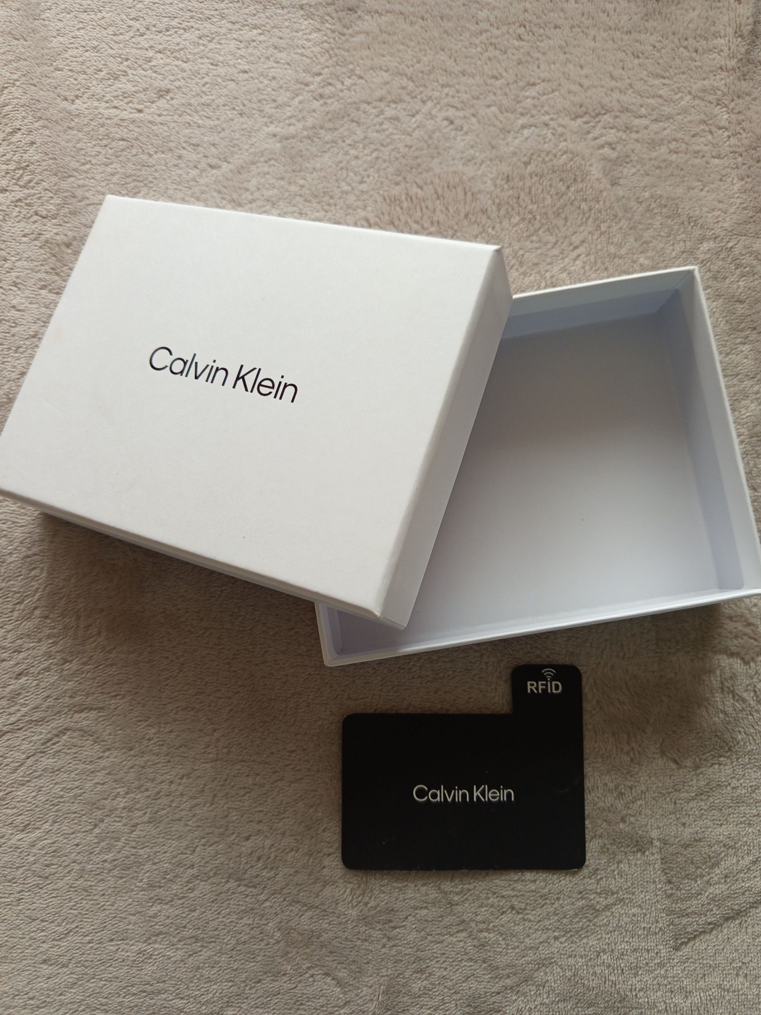 Pudełko Calvin Klein wymiary 14×11×3.5 cm