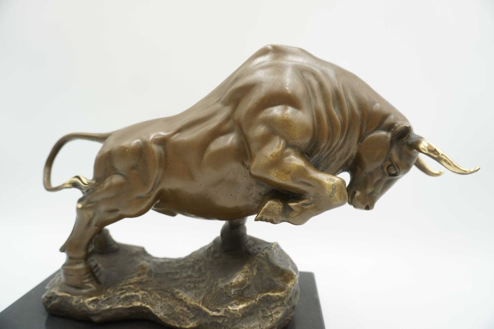 FIGURA z brązu byk siła giełda hossa złote rogi