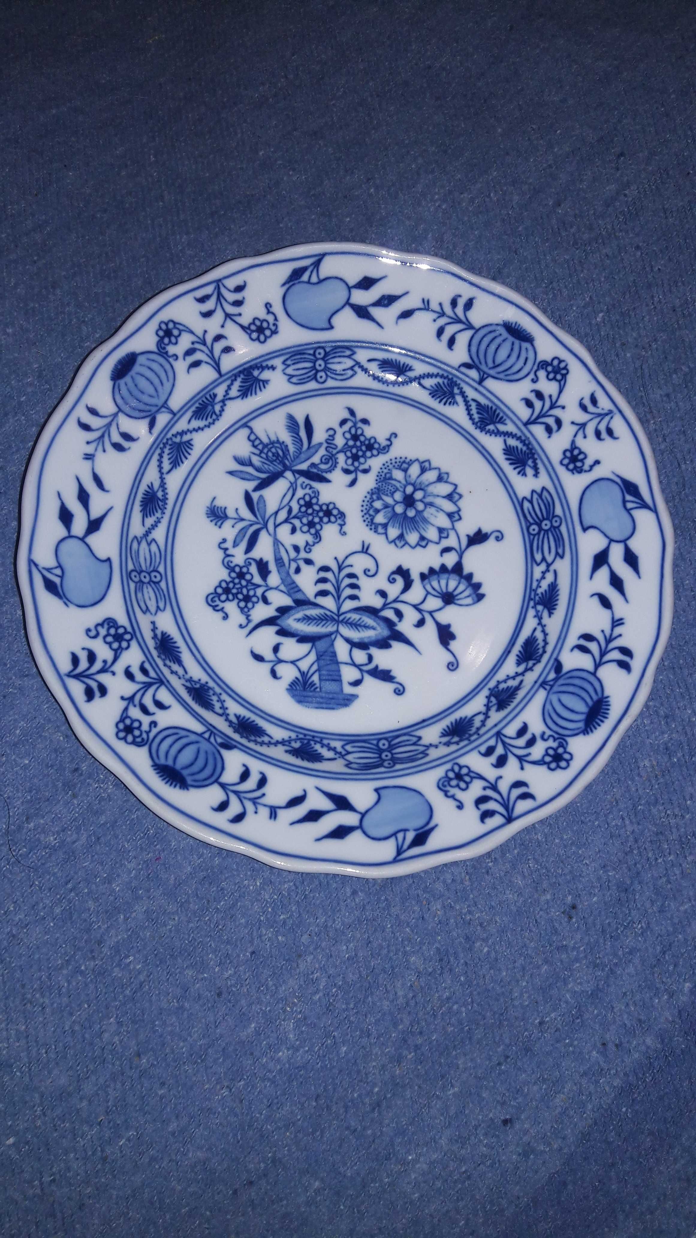 Винтажная тарелка Czechoslovakia original zwiebelmuster