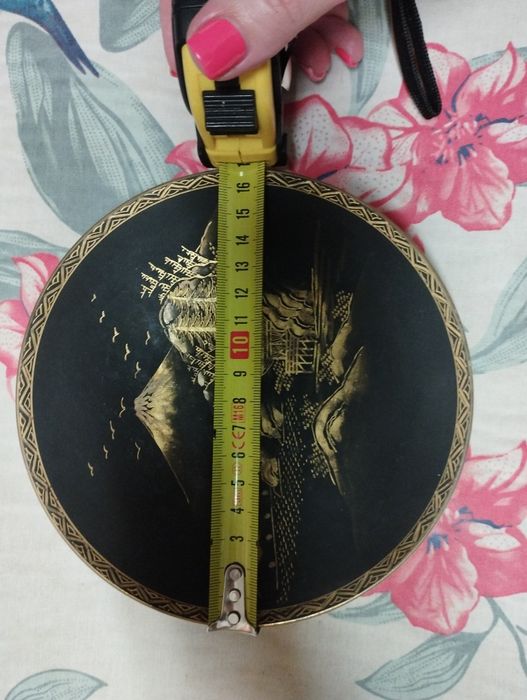 Cinco pratos de louça