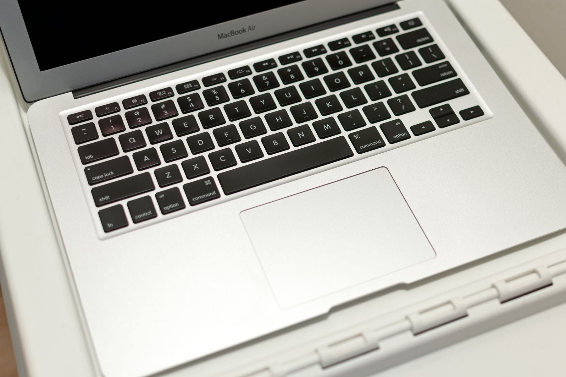 Apple MacBook Air A1369 (Avariado/Para Peças) + Fonte (Nova)