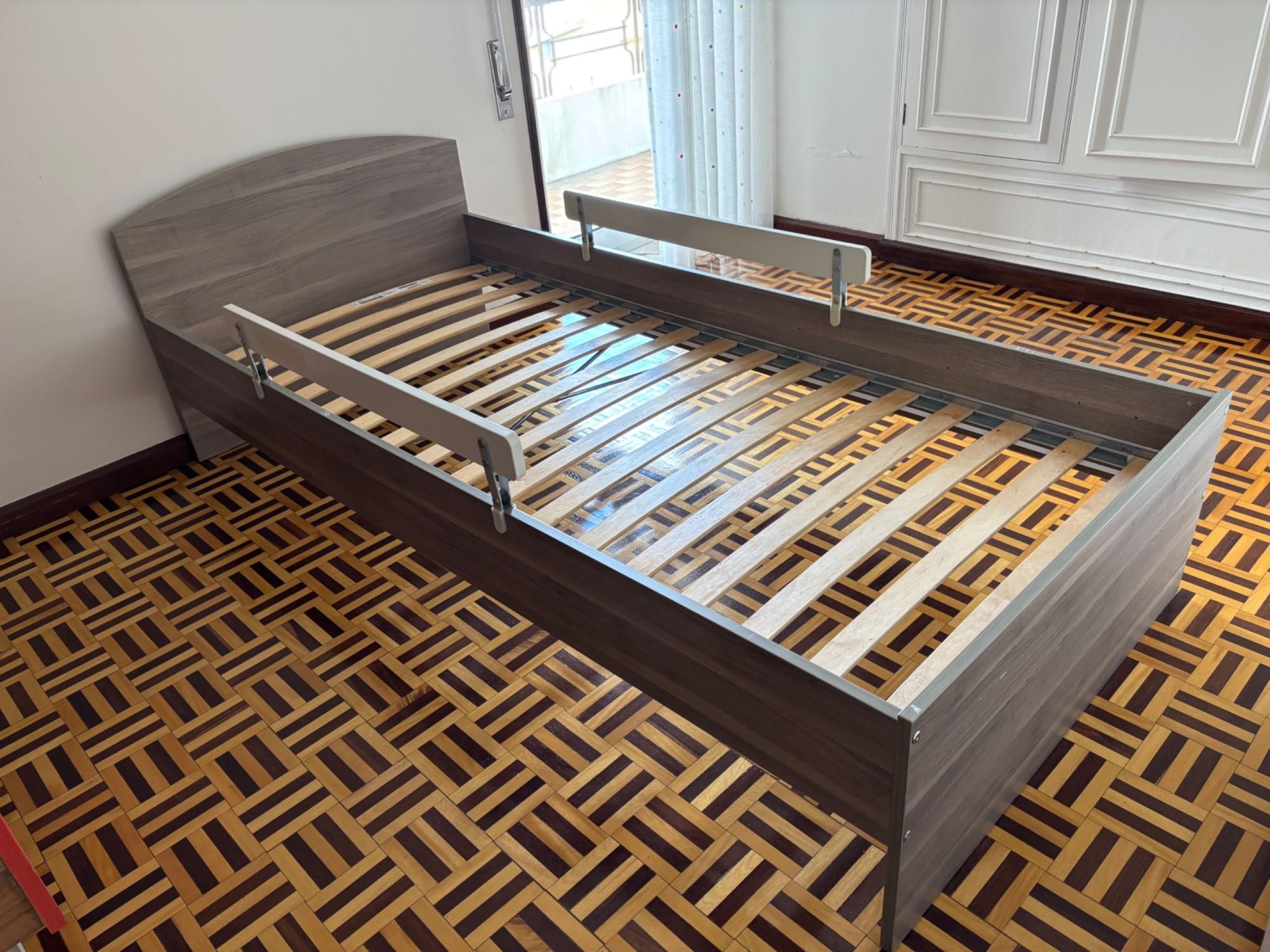 Cama de solteiro Ikea com colchão e apoios laterais