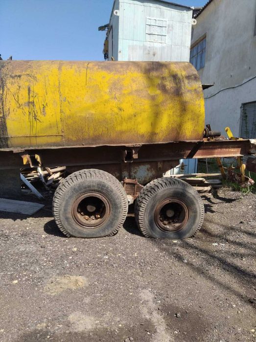 Прицеп-шасси ПТС-9 с емкостью 8 кубов, с битумом