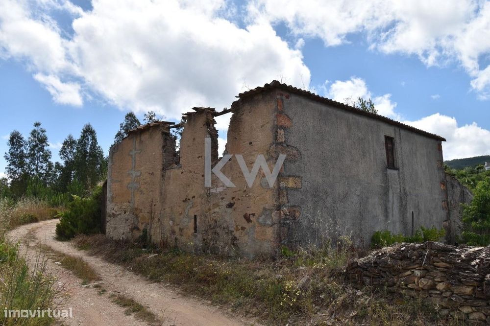 Moradia em ruína | cerca de 1000m2 de terreno | Vistas e privacidade |