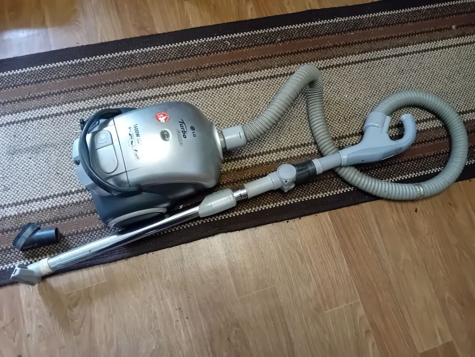 Пылесос LG V-C4162HEU. 1600w.