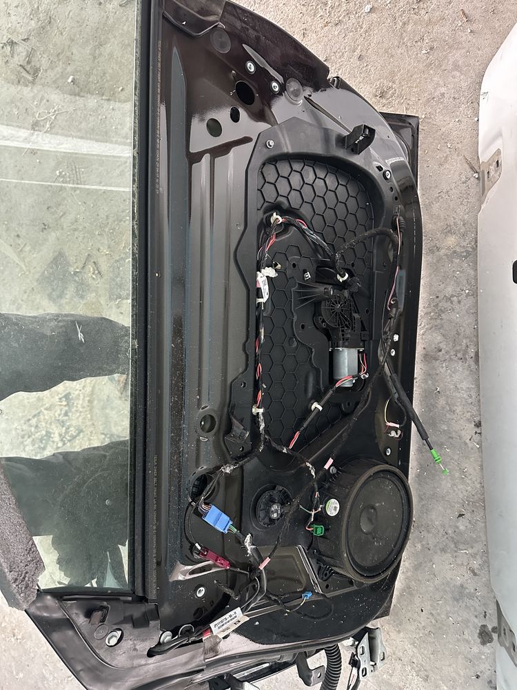 Двері tesla 3  двері тесла модел 3
